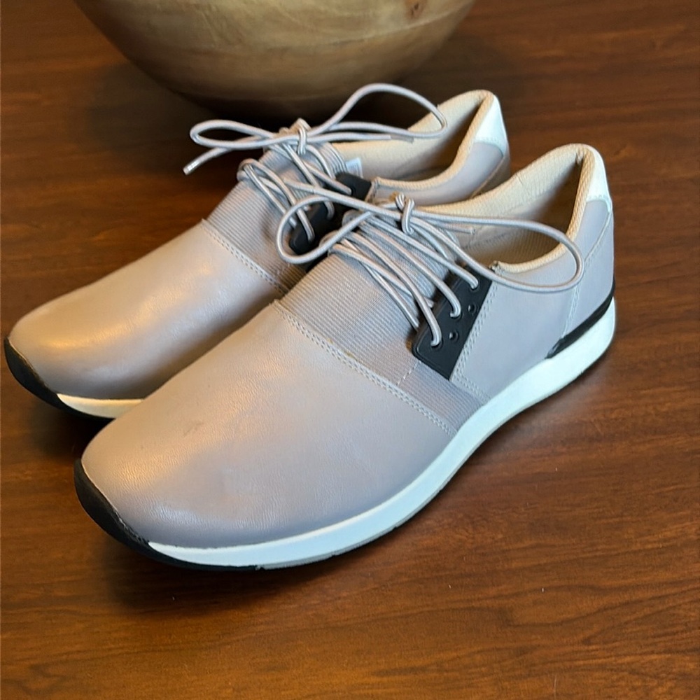 VIONIC Women's Carmen Leather Light Grey Lace Up Comfort Sneaker 8